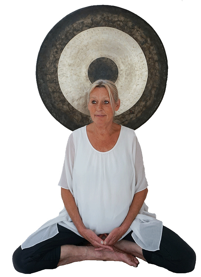 Anne-Karine voor Gong in yoga studio
