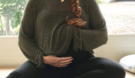 Zwangere vrouw doet zwangerschapsyoga